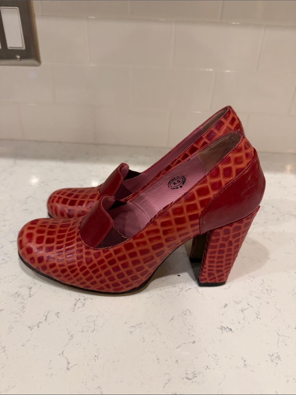 John Fluevog Red Croc-Embossed Block Heel Pumps size 8.5 - Picture 4 of 9